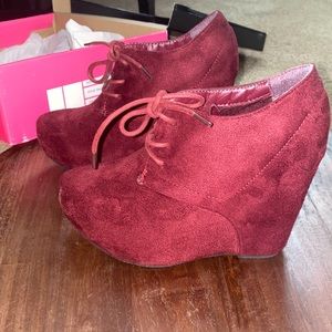 Charlotte Russe close toed heels